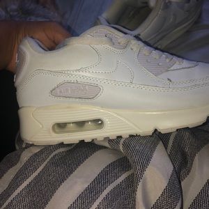 all white woman’s nike air max 90